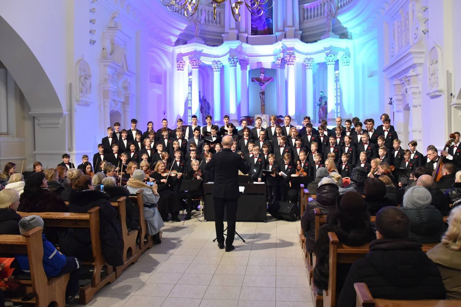 Berniukų ir jaunuolių choras „Dagilėlis“ ir operos solistė Viktorija Miškūnaitė kartu su Šiaulių kameriniu orkestru „Camerata solaris“ klausytojus džiugino kalėdinėmis giesmėmis