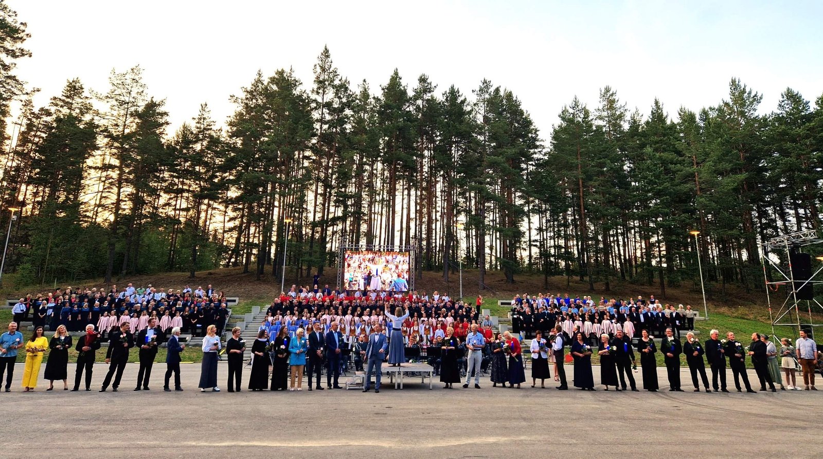 “Šimtmečio dainų šventę pasitinkant”