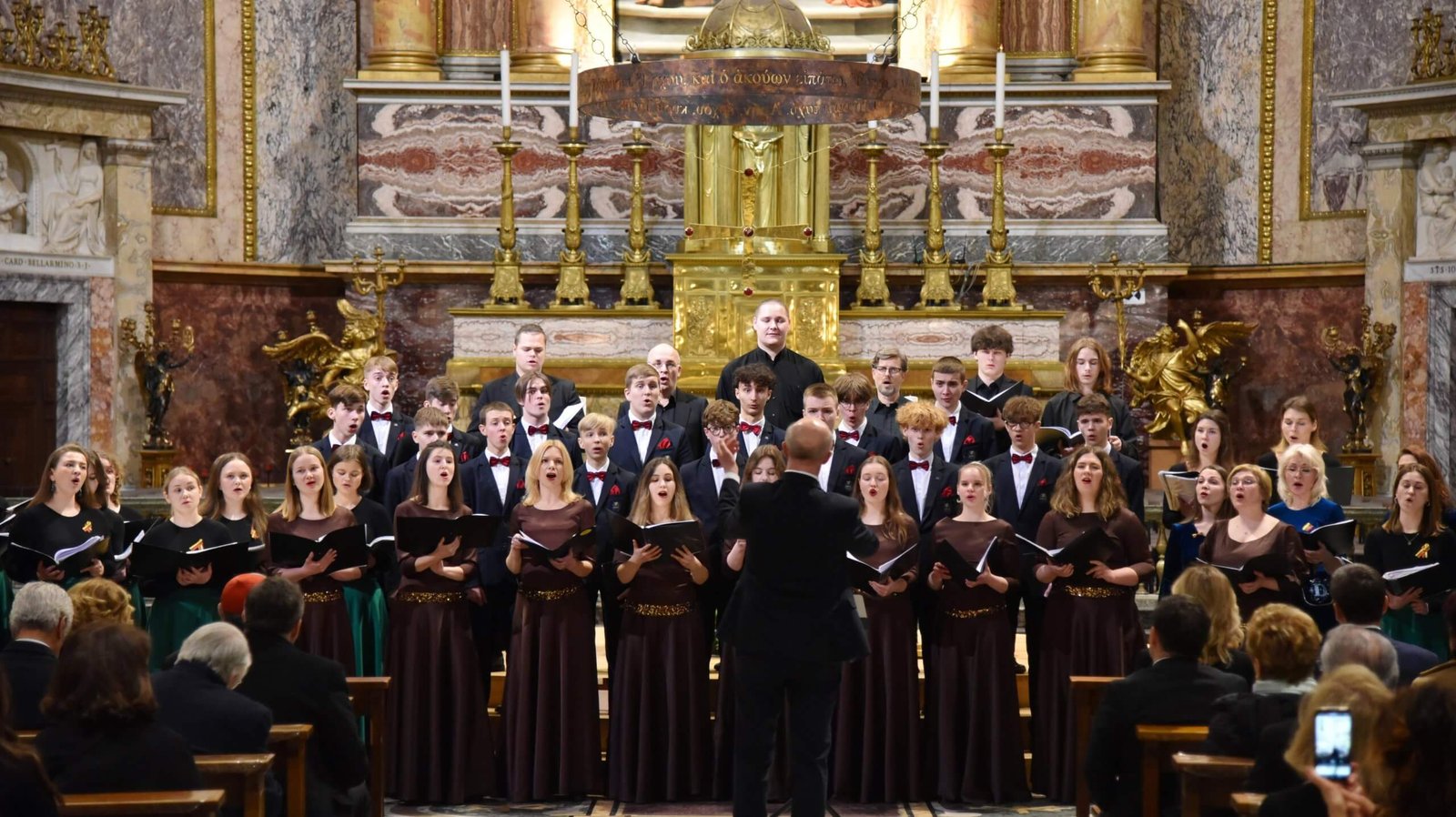 „Dagilėlis“ dalyvavo Lietuvos valstybės atkūrimo dienos minėjimo koncerte ir Dainų šventės 100-mečio pristatyme Romoje